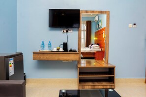 Luxe tweepersoonskamer | Pillowtop-bedden, een kluis op de kamer, een bureau, een laptopwerkplek