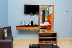 Luxury Double Room | Pillowtop beds, in-room safe, desk, laptop workspace