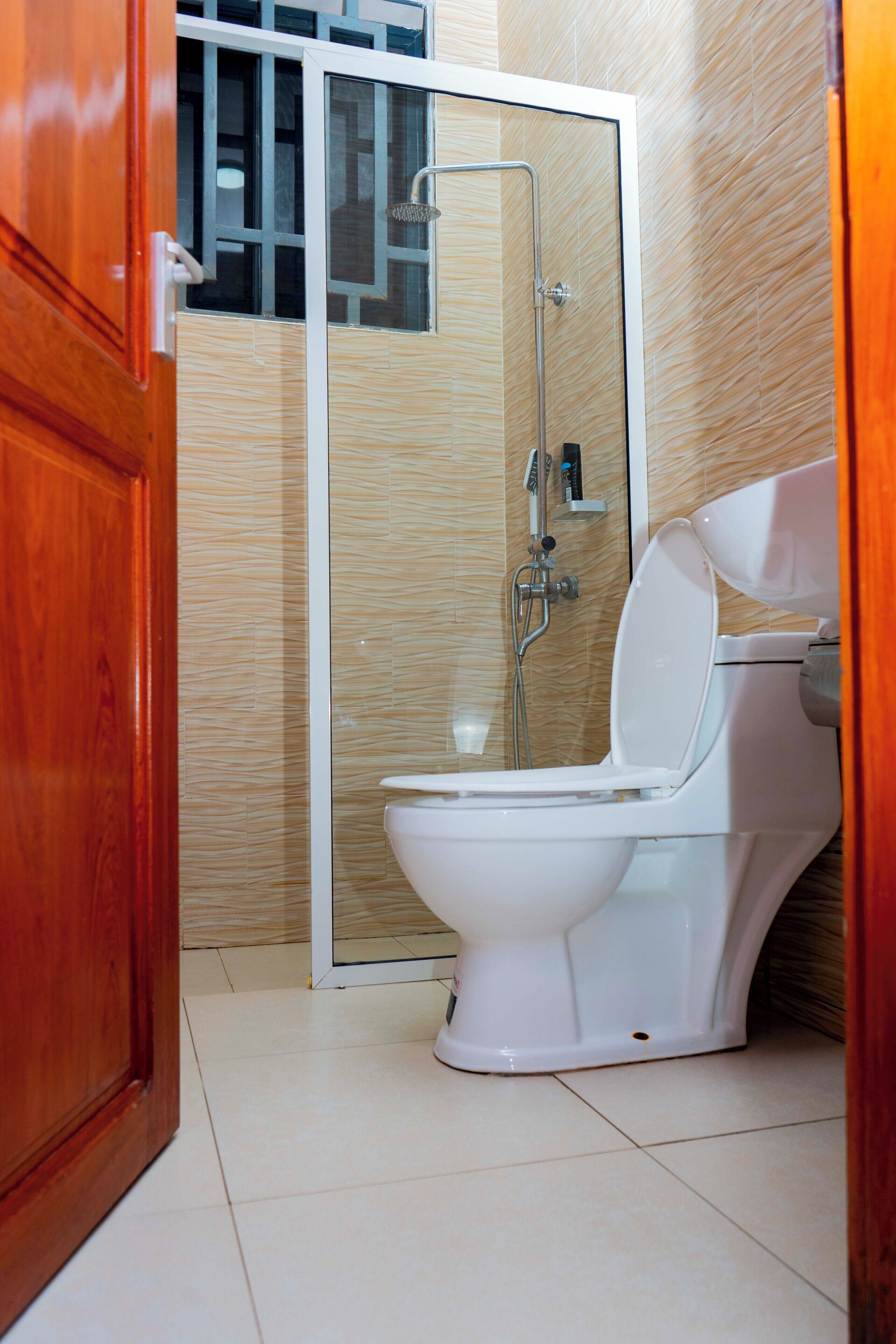 Artículos de tocador gratuitos, secador de pelo, pantuflas, bidet