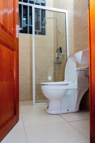 Artículos de tocador gratuitos, secador de pelo, pantuflas, bidet