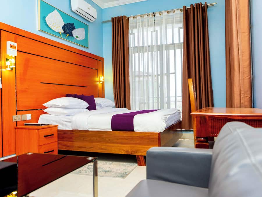 Luxury Double Room | Pillowtop beds, in-room safe, desk, laptop workspace