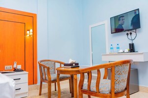 Deluxe Twin Room | Pillowtop beds, in-room safe, desk, laptop workspace