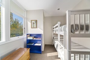 4 bedrooms, iron/ironing board, WiFi