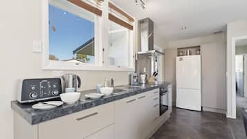 Een koelkast, een microgolfoven, een broodrooster