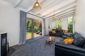 TV - Cobham Crib - Anakiwa Holiday Home (Anakiwa)