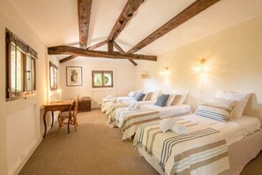5 bedrooms, iron/ironing board, WiFi, bed sheets