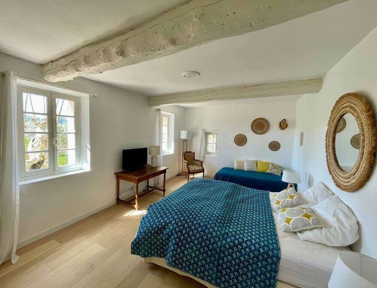 5 bedrooms, iron/ironing board, WiFi, bed sheets