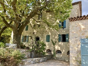 المنشأة من الخارج