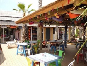 تناول الطعام بالخارج