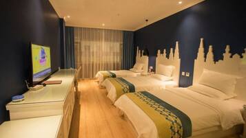 Habitación de hotel con dos camas, un televisor sobre un soporte y una ventana con cortinas.