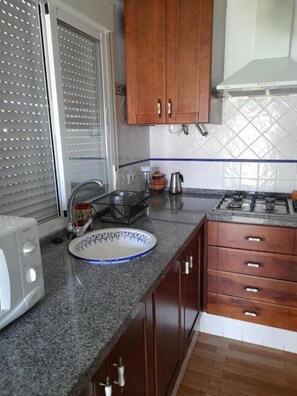 Jääkaappi, mikroaaltouuni, uuni, kahvin-/teenkeitin