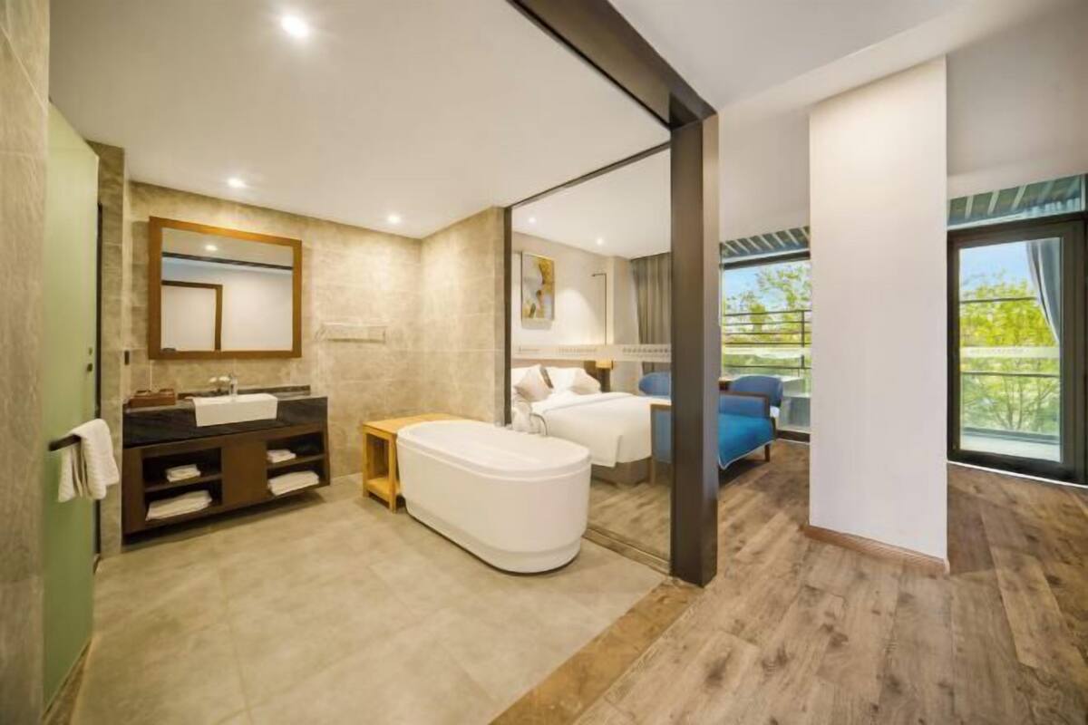 Een moderne badkamer met een badkuip, een wastafel en een douchehoek.