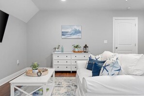 Smart TV - Paddle Boards, Beach Gear, Backyard Bar & lawn games! (Santa Rosa Beach)