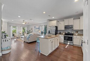 Fridge, microwave, oven, stovetop - Paddle Boards, Beach Gear, Backyard Bar & lawn games! (Santa Rosa Beach)
