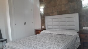 1 slaapkamer, een strijkplank/strijkijzer, gratis wifi, beddengoed