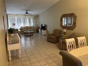 TV - 5 Minutes to Fifth Ave. Fully furnished 2 bedroom condo. (Naples)