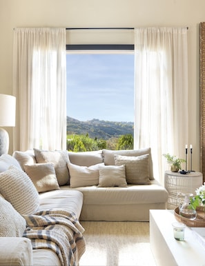 TV, fireplace - All About La Boheme (Benahavis)