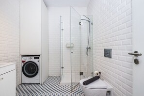 Een douche, een haardroger, handdoeken