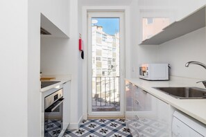 Kühlschrank, Mikrowelle, Ofen, Geschirrspüler