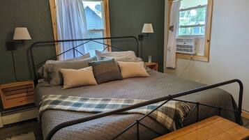 2 室のベッドルーム、デスク、WiFi (無料)、ベッドシーツ