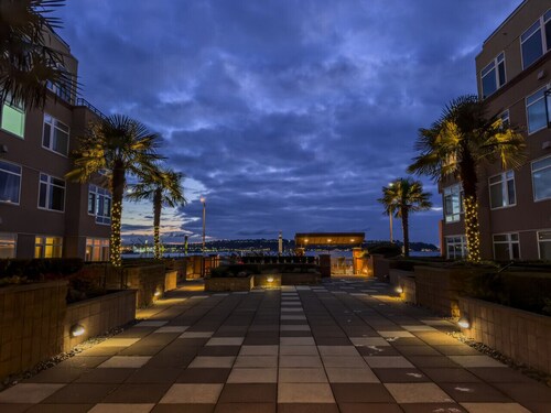 Waterfront 2BR Condo, Walk to Pike Place, Aquarium