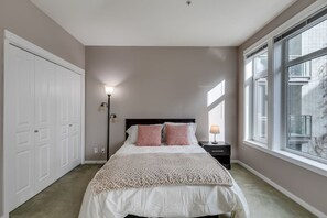 2 عدّة غرف نوم ومكواة/لوح كي وواي فاي وملاءات أسرّة