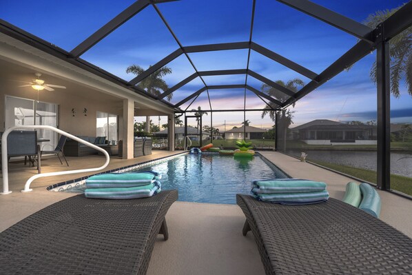 Alberca al aire libre y alberca climatizada