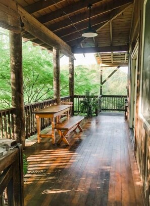 Outdoor dining - Unique Cypress cottage, close to Charlottesville with mountain views. (Charlottesville)