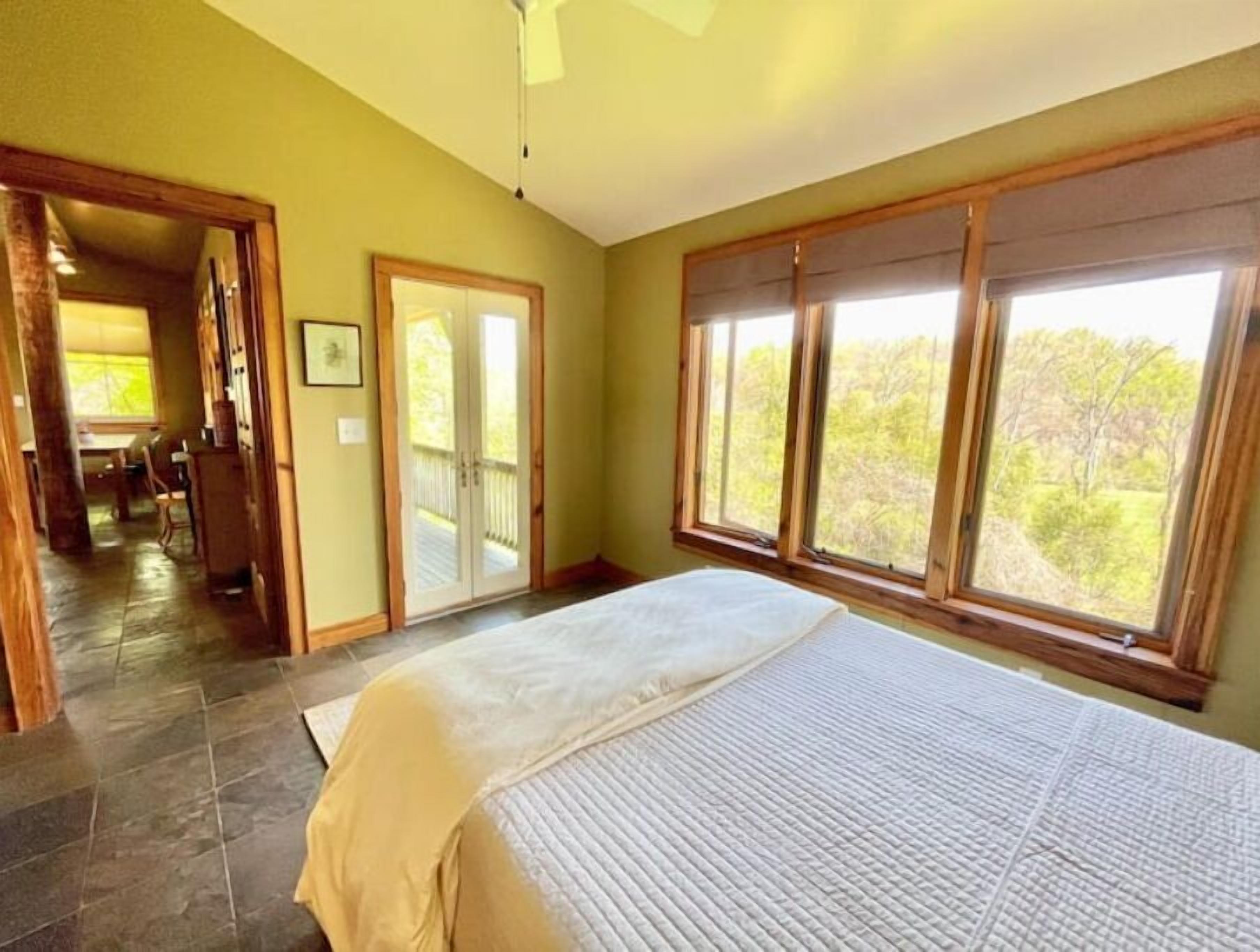 2 habitaciones, escritorio y tabla de planchar con plancha 