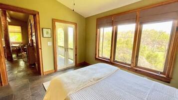 2 habitaciones, escritorio y tabla de planchar con plancha