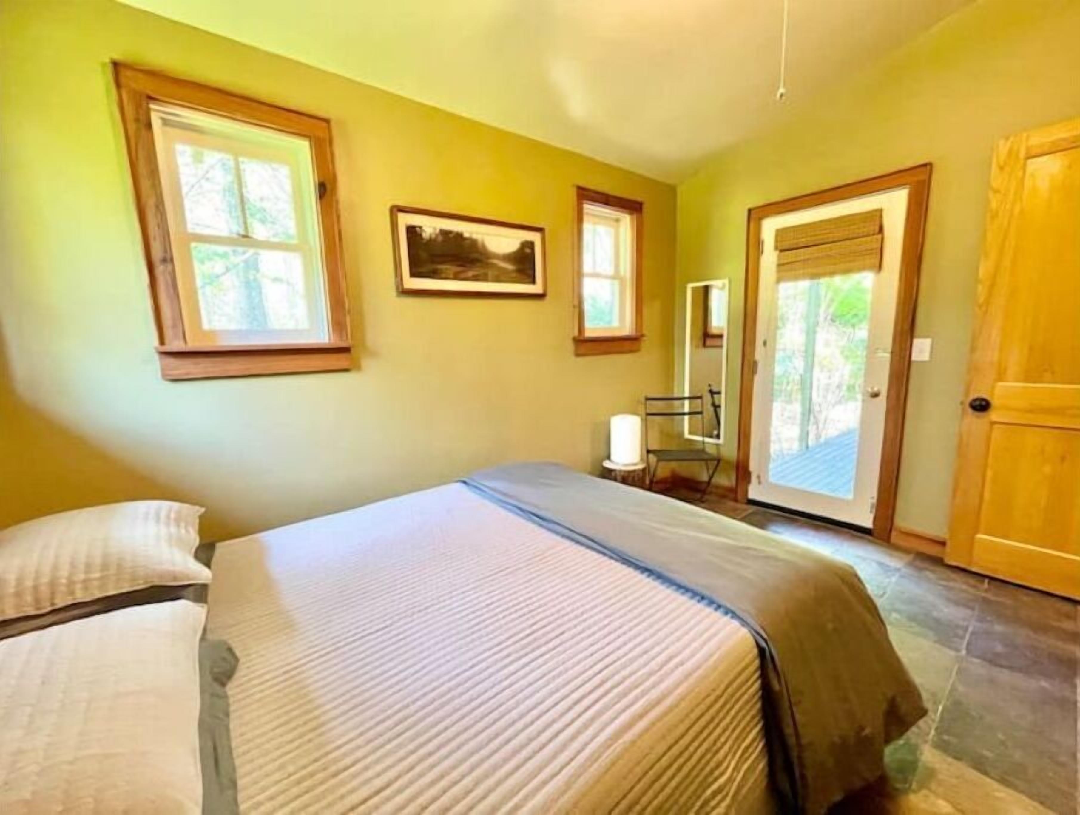 2 bedrooms, desk, iron/ironing board, travel crib