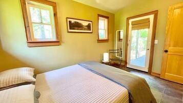 2 habitaciones, escritorio y tabla de planchar con plancha