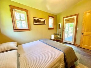 2 bedrooms, desk, iron/ironing board, travel crib - Unique Cypress cottage, close to Charlottesville with mountain views. (Charlottesville)