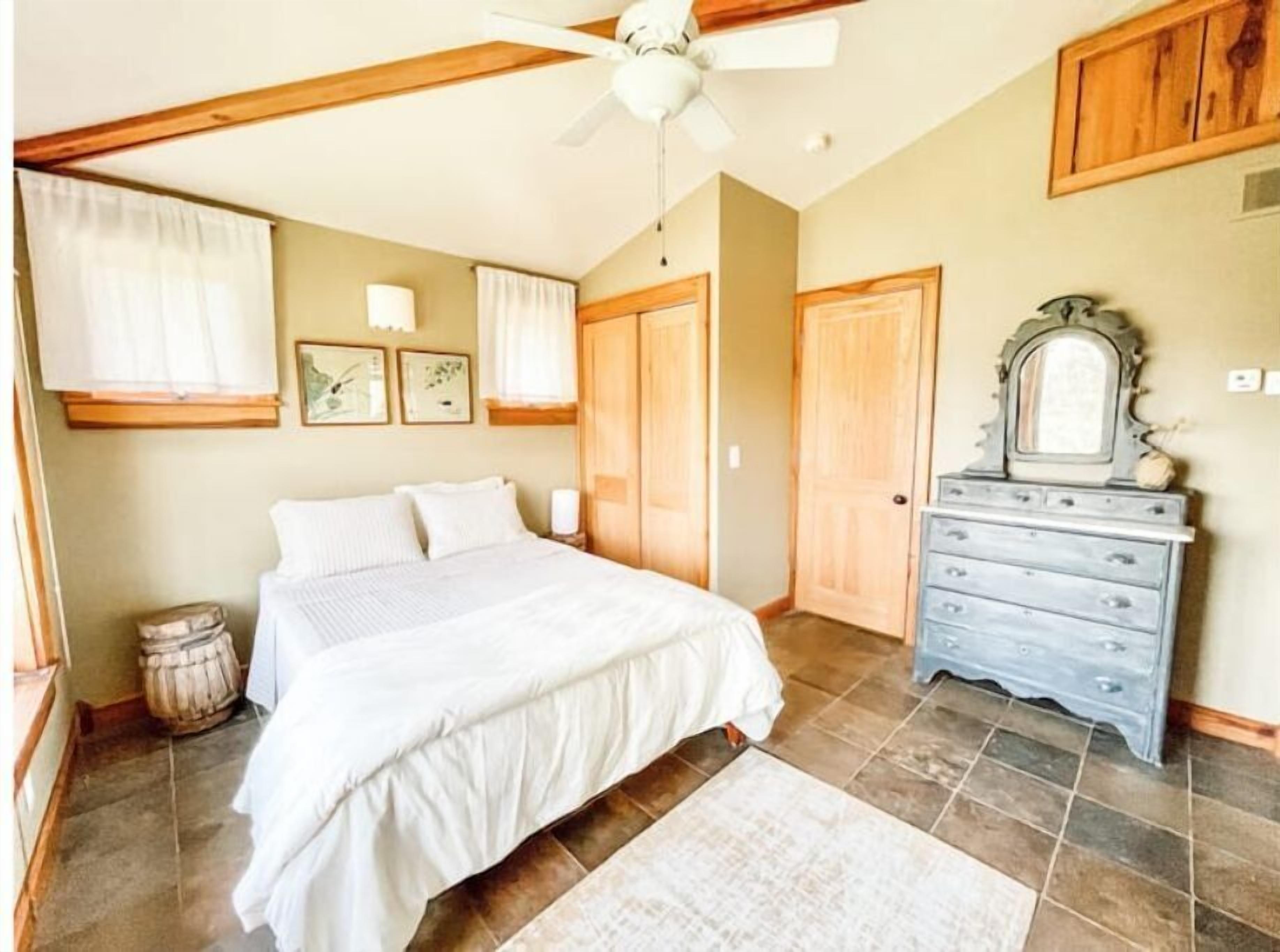 2 slaapkamers, een bureau, een strijkplank/strijkijzer, reisbedje