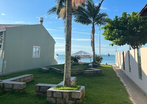 Perto da praia, areia branca