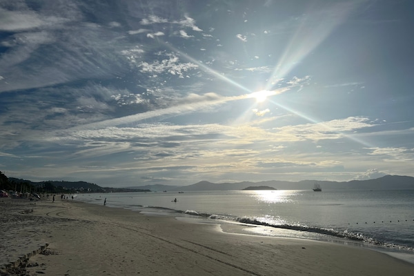 In Strandnähe, weißer Sandstrand