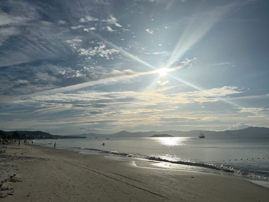 Perto da praia, areia branca
