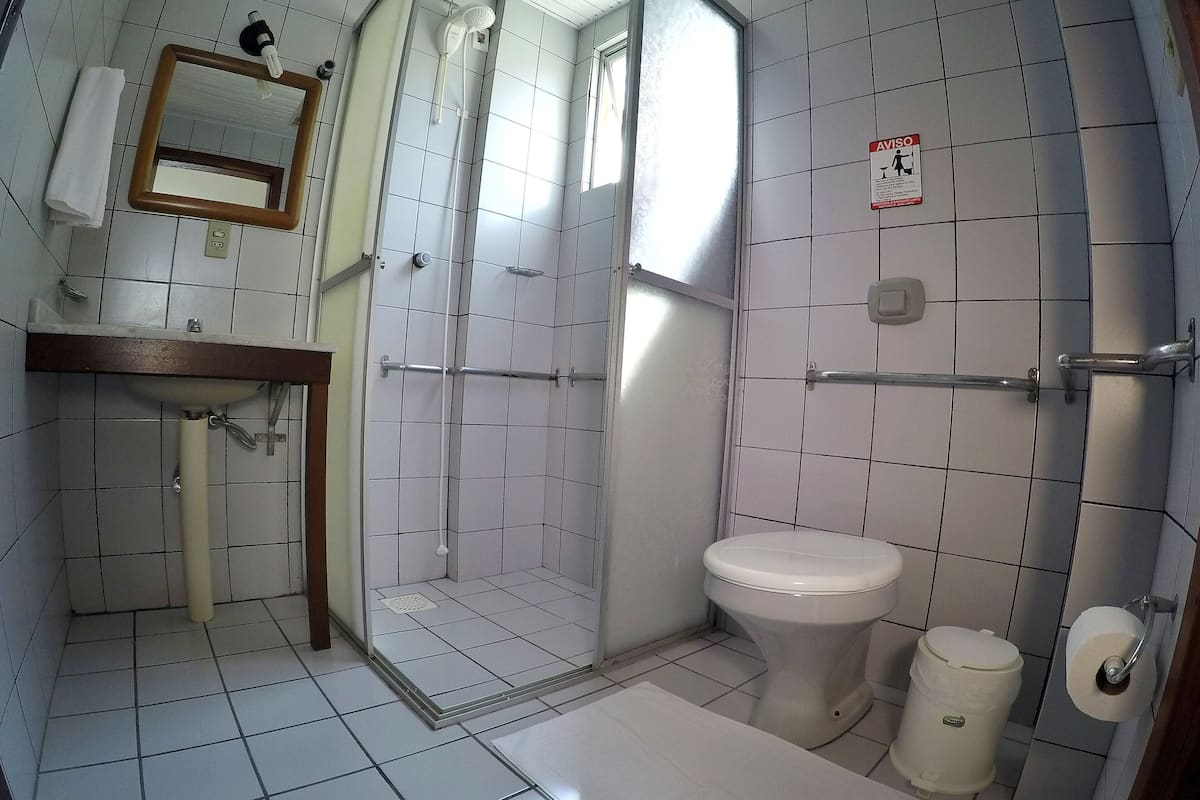 Baño | Regadera, toallas, jabón, shampoo