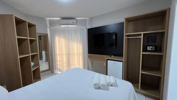Habitación triple Confort | Minibar, caja fuerte, decoración individual y mobiliario individual
