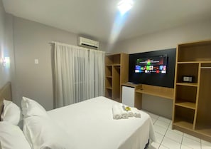Superior Double Room | Minibar, in-room safe, individually decorated, individually furnished - Ilha Forte Praia Hotel (Florianópolis)