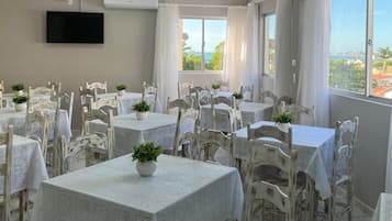 Café da manhã com buffet grátis todos os dias