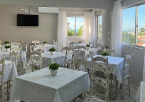Café da manhã com buffet grátis todos os dias