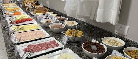 Un bufé con diversos alimentos y utensilios.