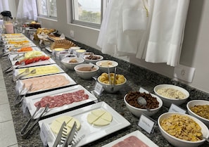 Buffet déjeuner gratuit tous les jours