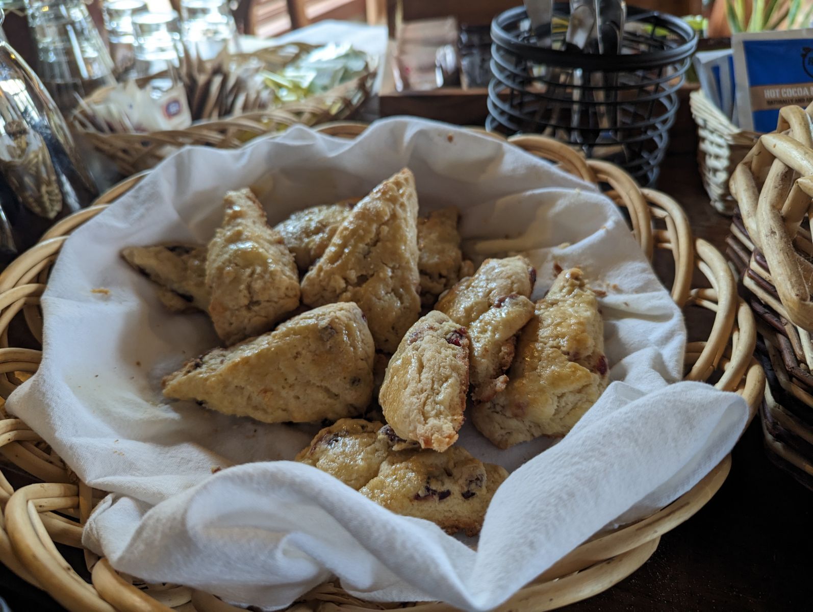 En korg med nybakade godsaker på ett bord.