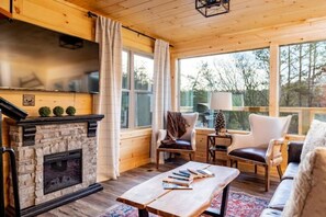 Smart TV, fireplace, DVD player, books - Luxury New Build on 2 Acres with Hot Tub, Epic Fire Pit and Modern Touches! (Sevierville)