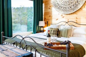 2 bedrooms, iron/ironing board, travel cot, free WiFi - Luxury New Build on 2 Acres with Hot Tub, Epic Fire Pit and Modern Touches! (Sevierville)