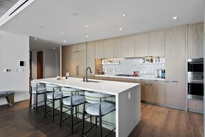 Kjøleskap, mikrobølgeovn, ovn og oppvaskmaskin