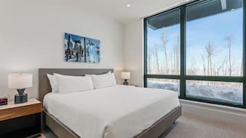 Tabla de planchar con plancha, wifi y ropa de cama