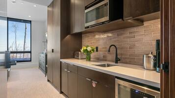 Refrigerador, microondas, lavavajillas y cafetera y tetera